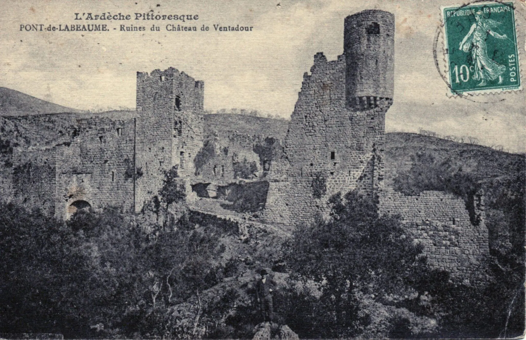 Ruine chateau de Ventadour 1910-1930.webp